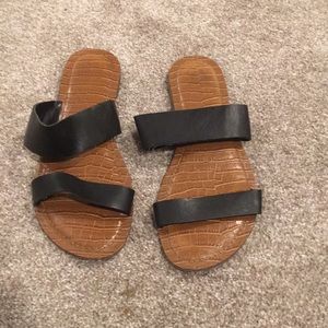 Flat sandal